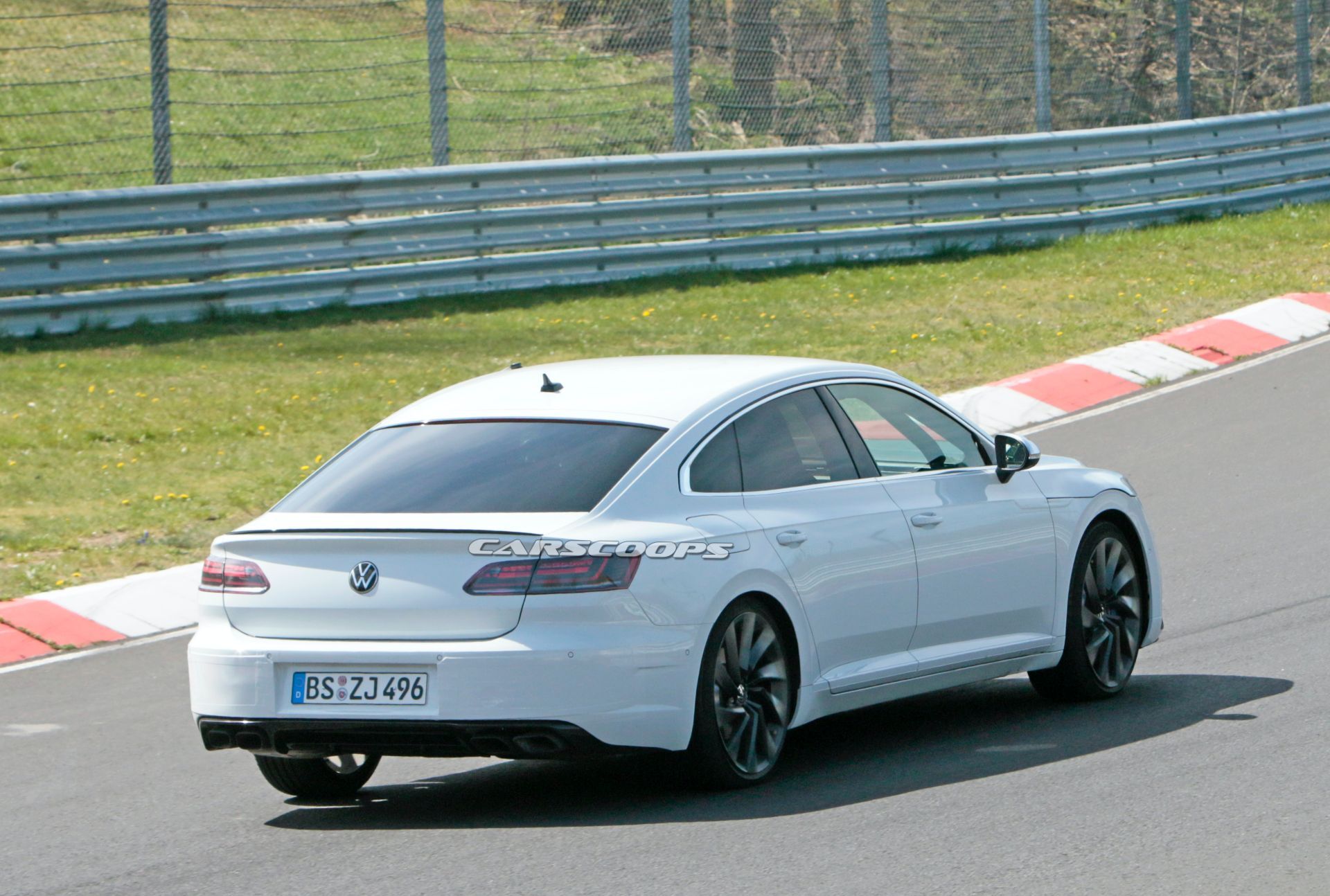 2021 VW Arteon R на тестах на Нюрбургринзі