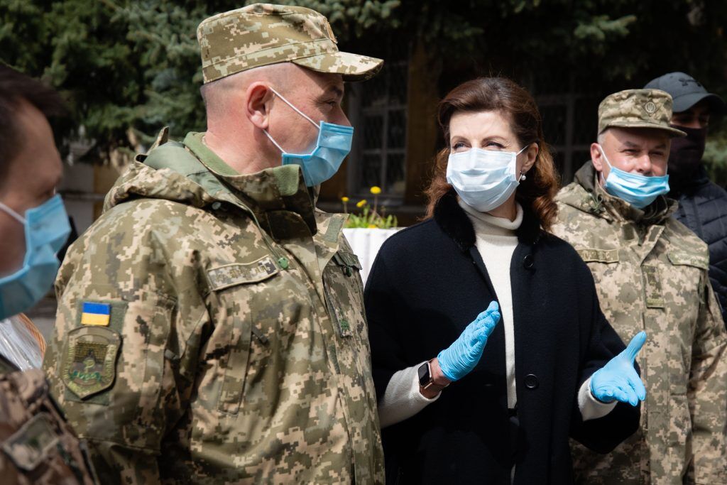 Марина Порошенко перед Пасхой посетила военный госпиталь