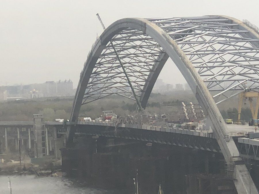 На Подольско-Воскресенском мосту в Киеве обвалились строительные леса