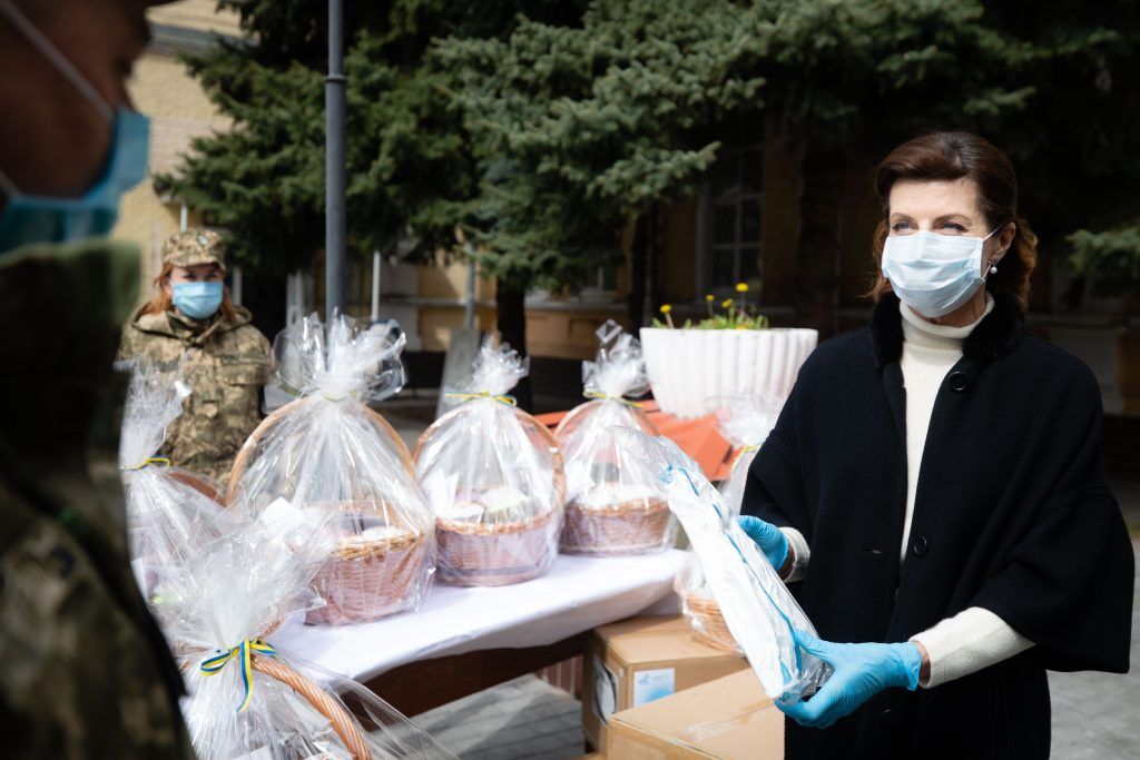 Марина Порошенко перед Великоднем відвідала військовий госпіталь