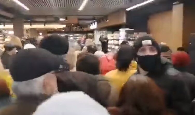 В Мариуполе толпа устроила давку перед супермаркетом: видео грубого нарушения карантина