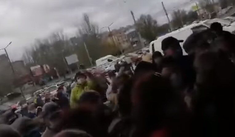 В Мариуполе толпа устроила давку перед супермаркетом: видео грубого нарушения карантина