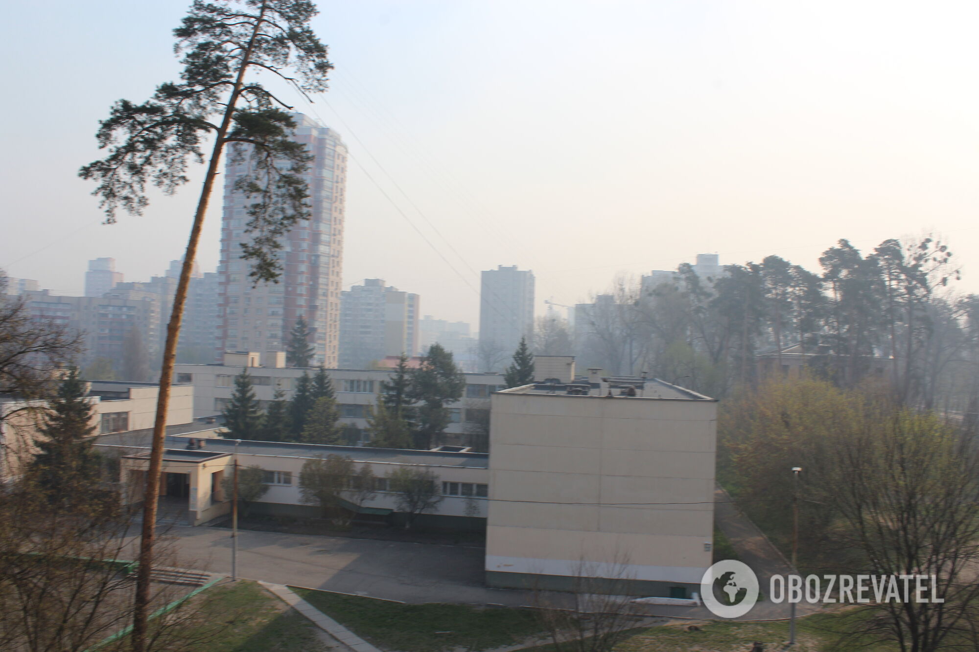 Київ огорнули хмари диму та пилюки