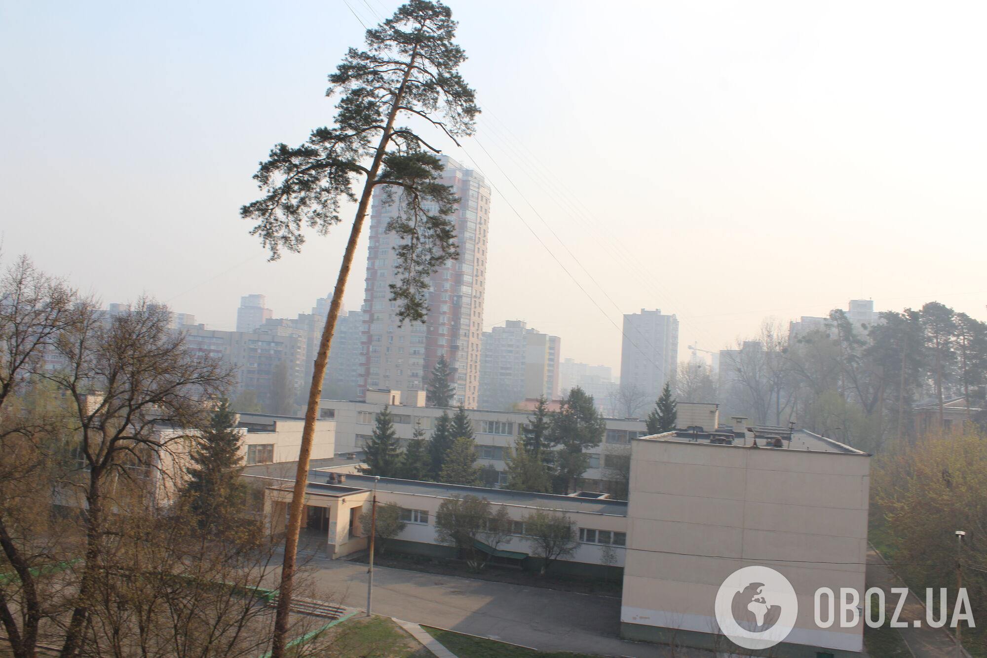 Київ огорнули хмари диму та пилюки