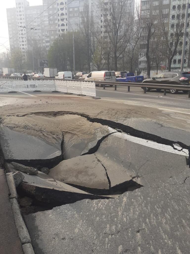 В Киеве провалился асфальт