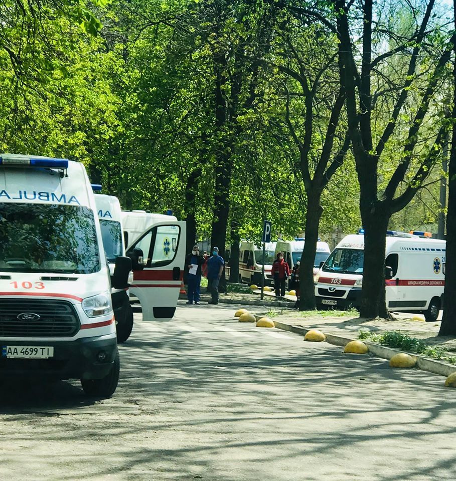 Скорые неслись по шоссе: в Киев прибыл борт с ранеными героями Донбасса