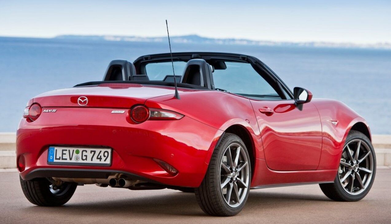 В дизайне заметно влияние Mazda MX-5
