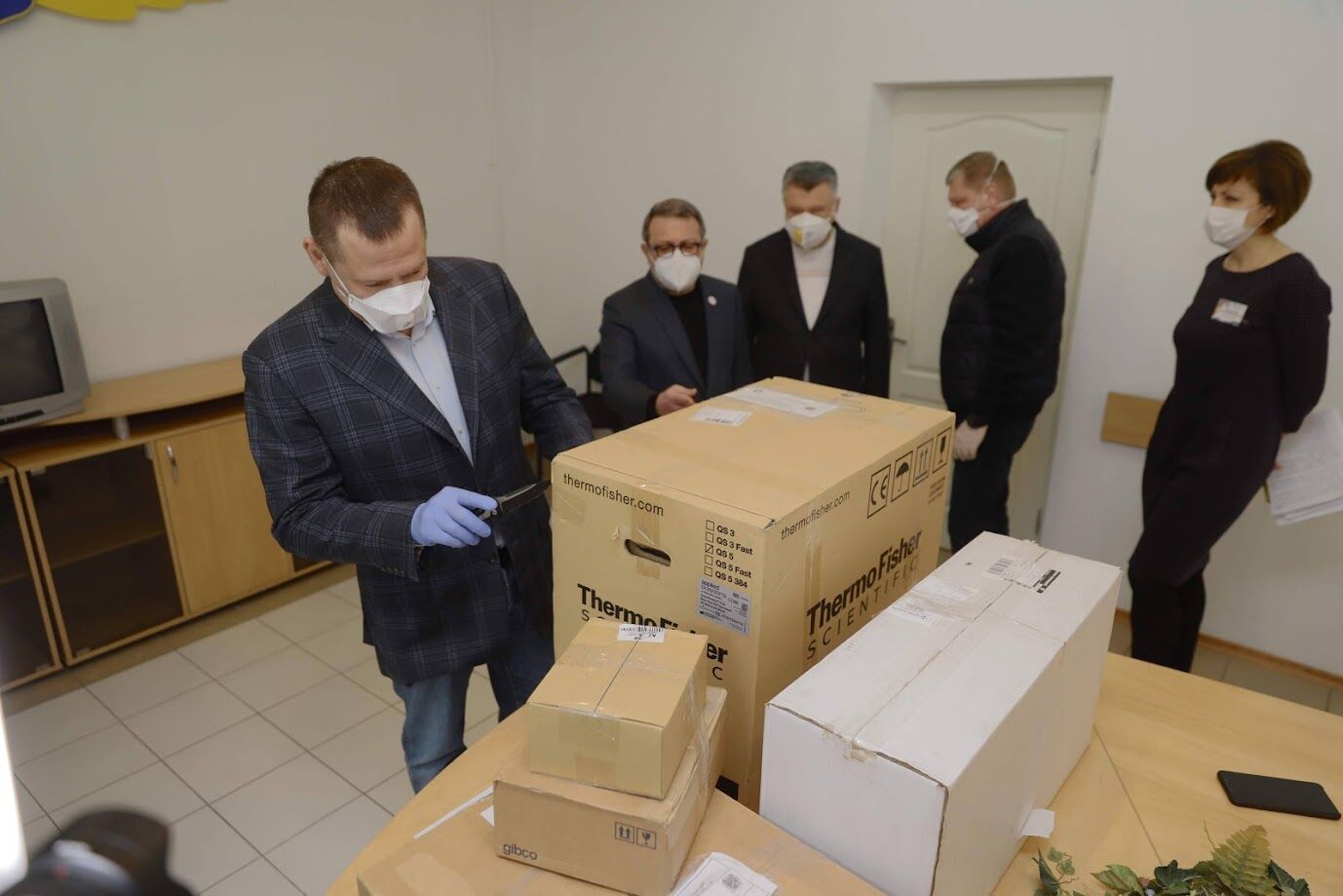 Філатов і Корбан передали обллабцентру нову лабораторію ПЛР-тестів на COVID-19