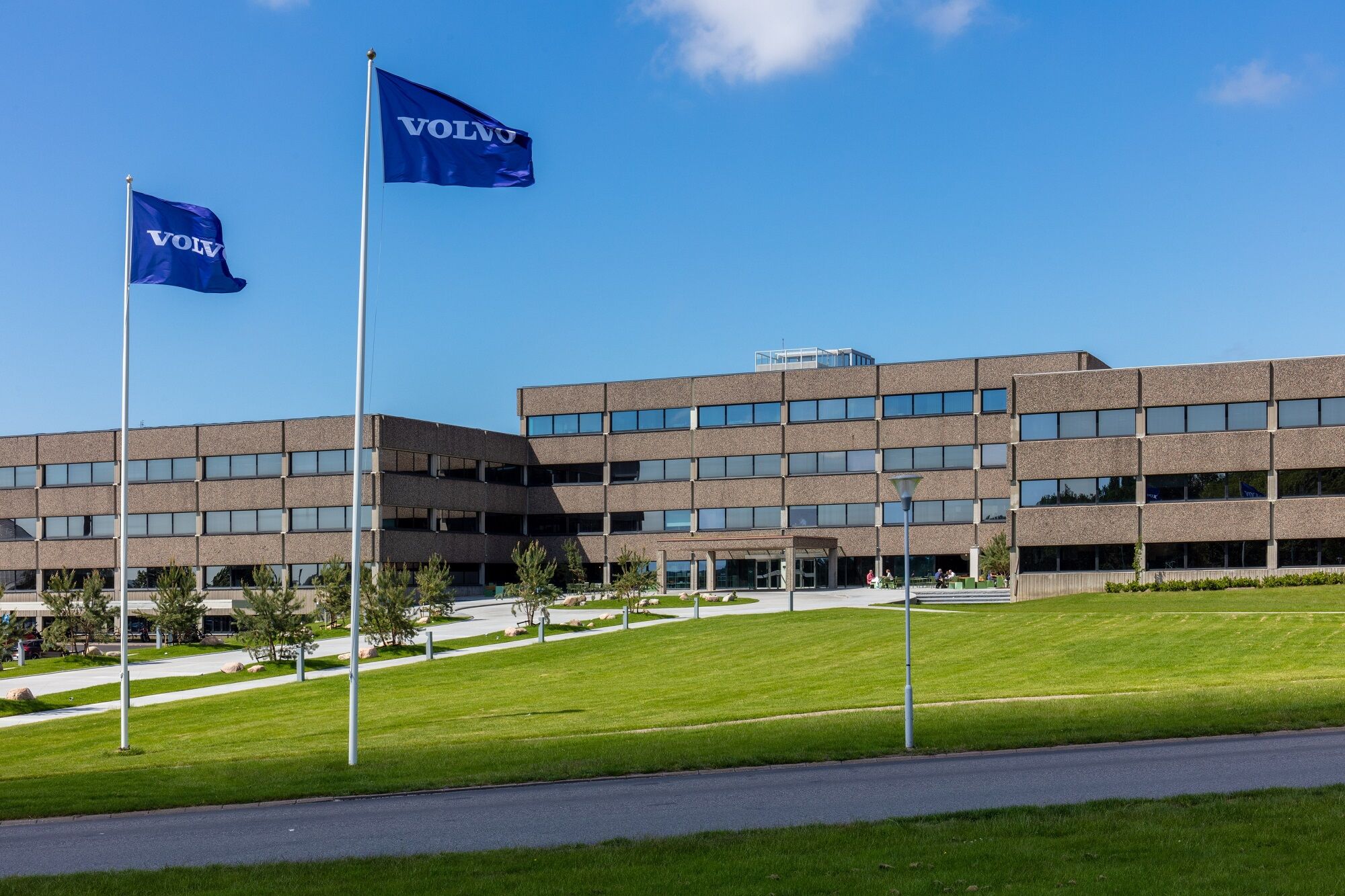 Volvo Cars возобновляет работу заводов и офисов