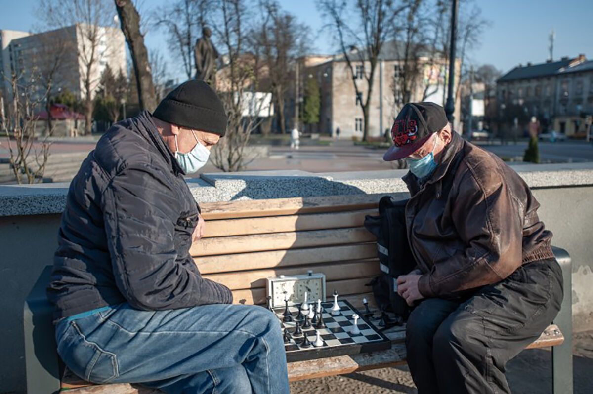 Люди старшего возраста вынужденно ведут социально закрытый образ жизни