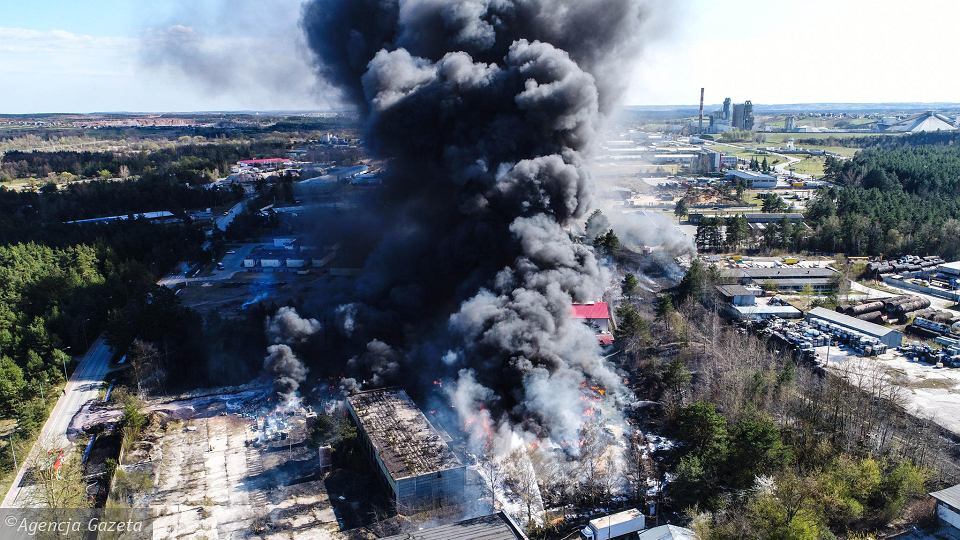 У Польщі прогримів вибух на хімзаводі: місто затягнуло чорним димом. Фото і відео