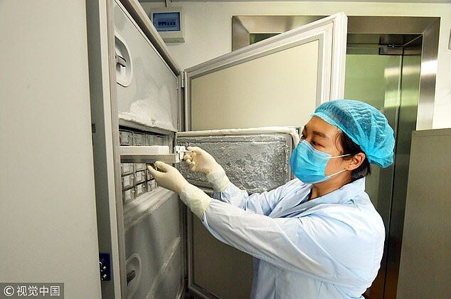 Коронавірус зберігали в зламаному холодильнику: світ шокували фото з лабораторії Уханя