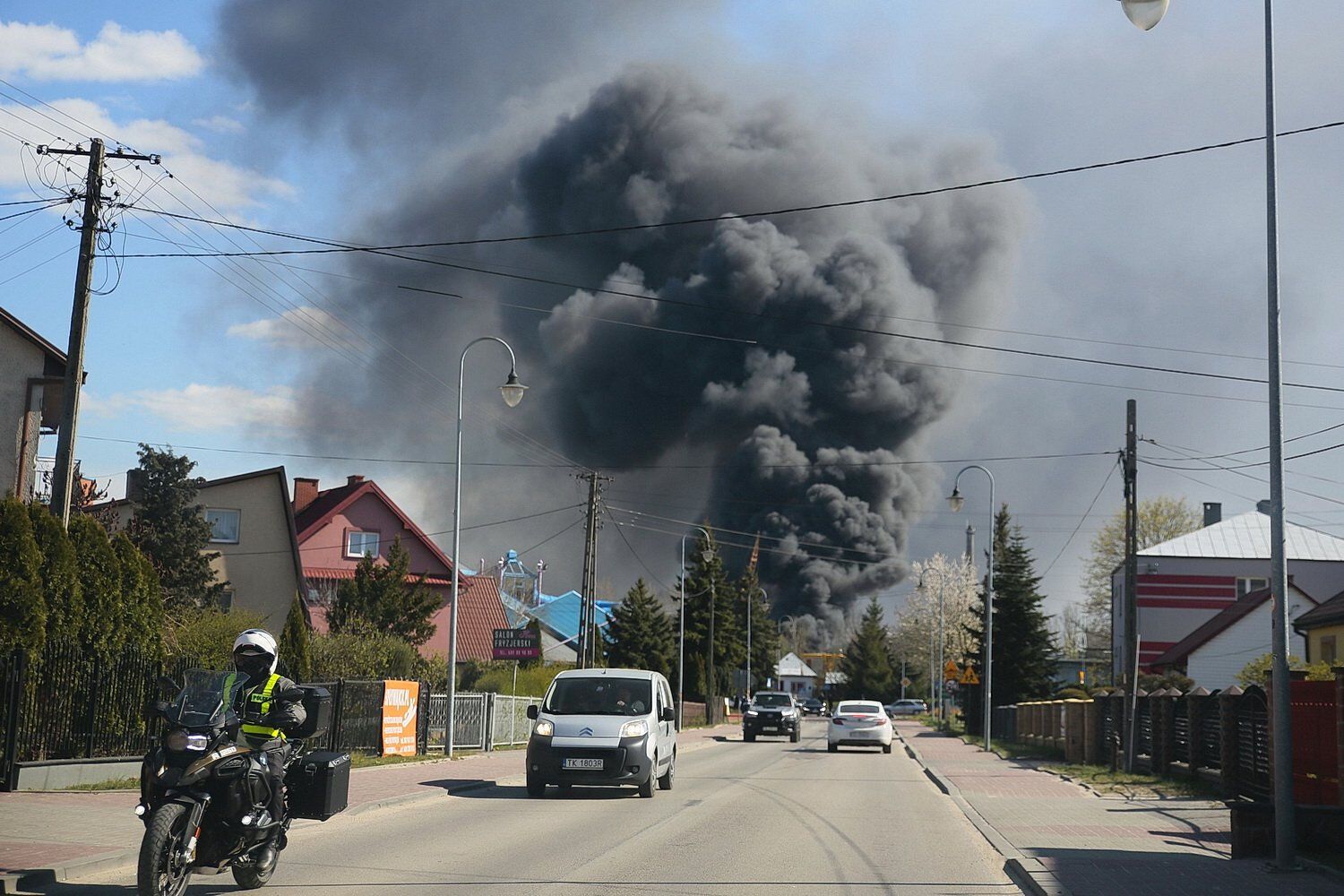 У Польщі прогримів вибух на хімзаводі: місто затягнуло чорним димом. Фото і відео
