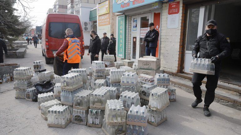 В Днепре в "наливайках" изымают контрафактный алкоголь. Он будет использован для производства антисептиков для врачей и полицейских