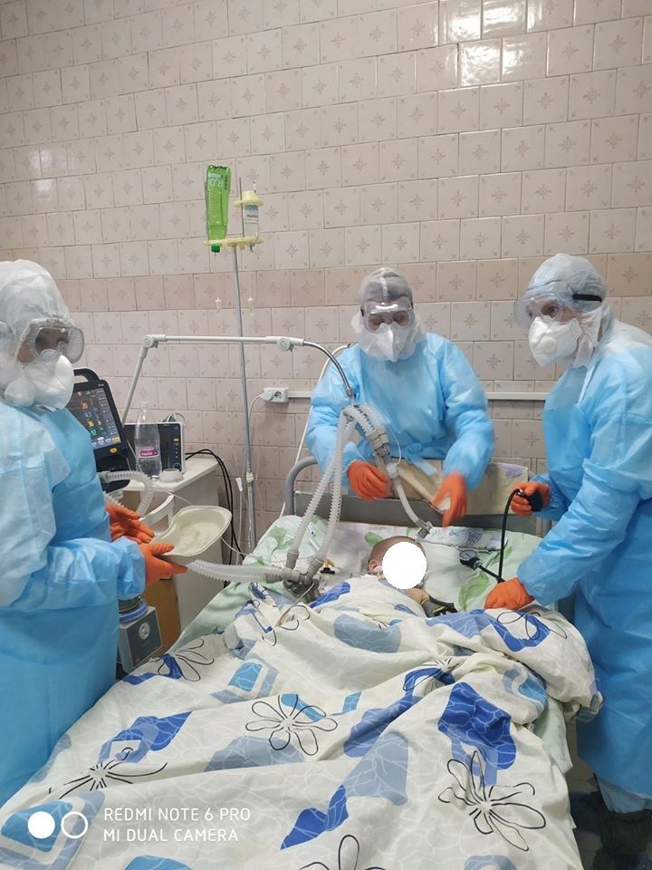 Возле малыша дежурят 4 бригады медиков