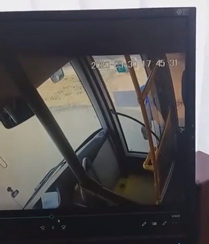 У Кропивницькому пасажири розбили автобус через зауваження про маски. Відео