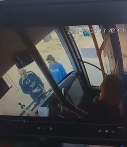 В Кропивницком пассажиры разбили автобус из-за замечания о масках. Видео