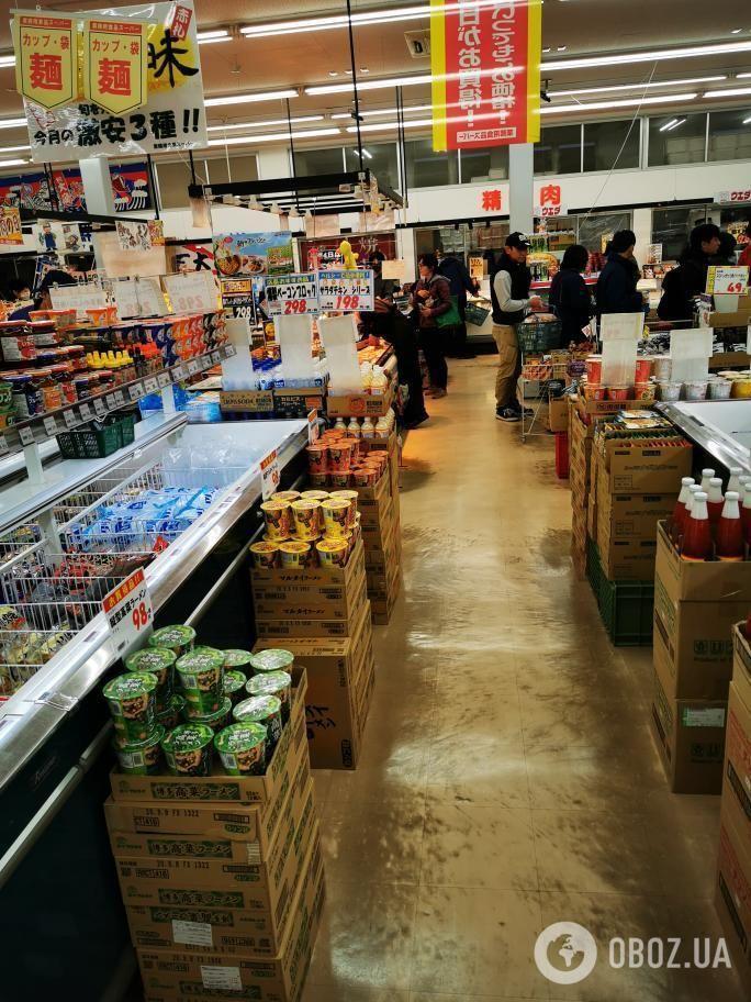 У супермаркетах і продуктових магазинах досить їжі і непродовольчих товарів