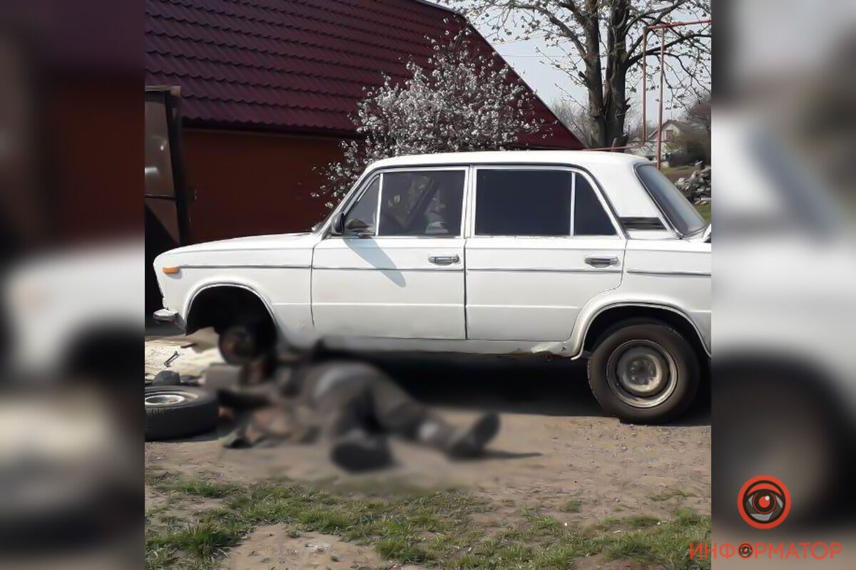 Під Дніпром чоловік загинув під колесами власного авто