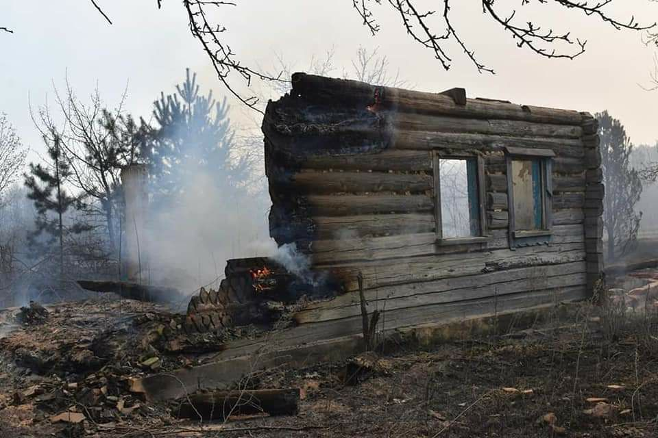 От домов остались квадратные кучки