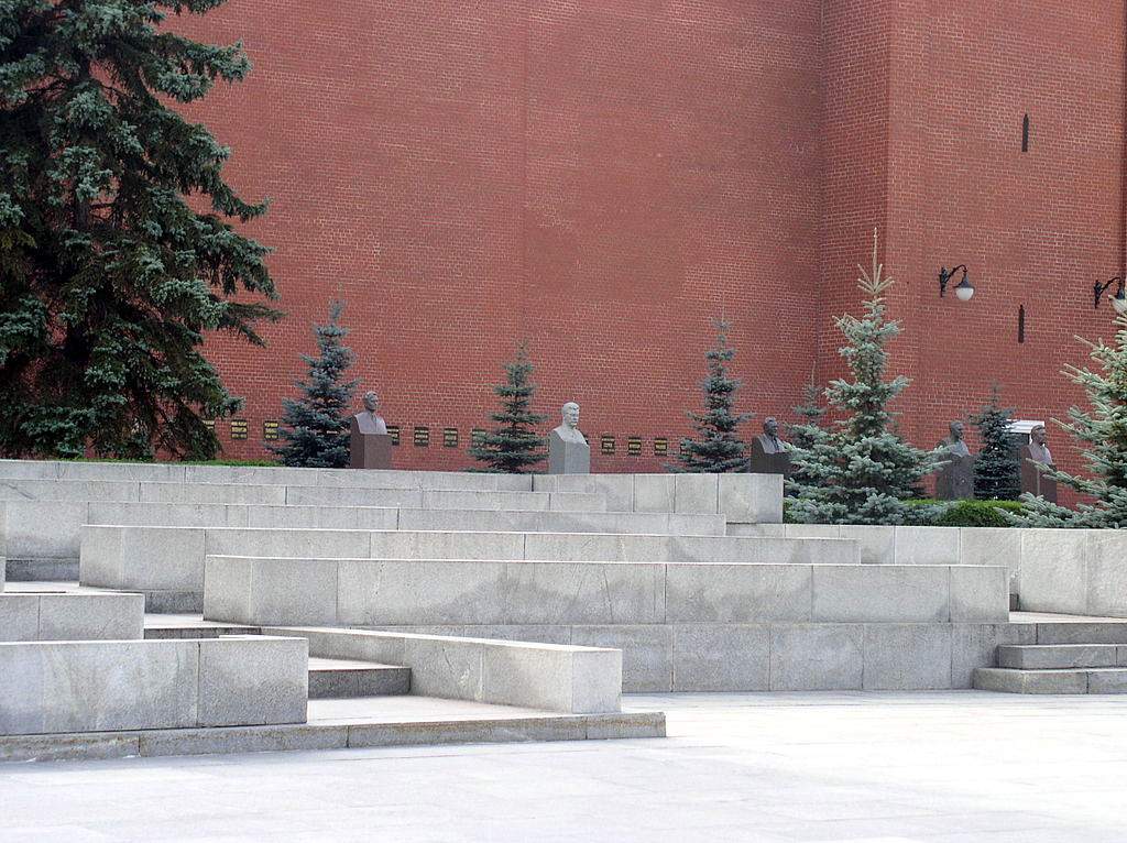 Здесь, в Кремлевской стене захоронена Инесса Арманд