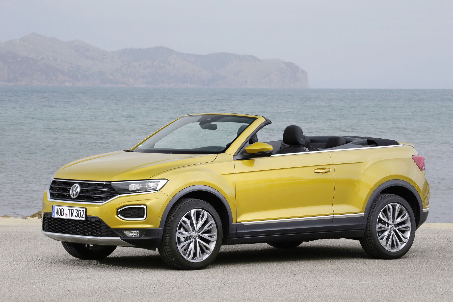 Серийная модель VW T-Roc Convertible дебютировала в 2019 г.