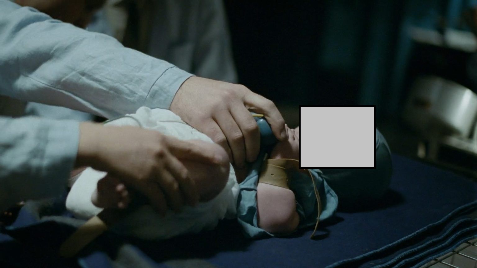 Сцена насильства над дитиною в фільмі "Дау"