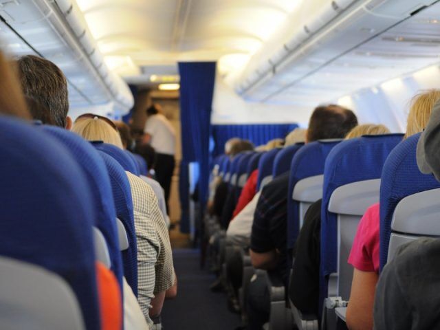 Почему кресла в самолетах синие: неожиданное объяснение