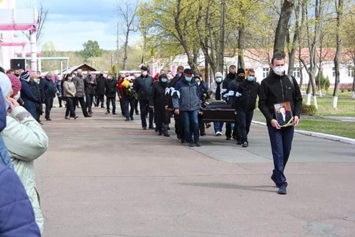 Карантин? Не чули! Натовп пенсіонерів у розпал COVID-19 прийшов на похорон у Шостці