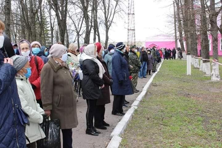 Карантин? Не чули! Натовп пенсіонерів у розпал COVID-19 прийшов на похорон у Шостці