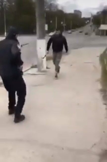 В Кропивницком парень с ножом чуть не набросился на патрульных. Видео 18+
