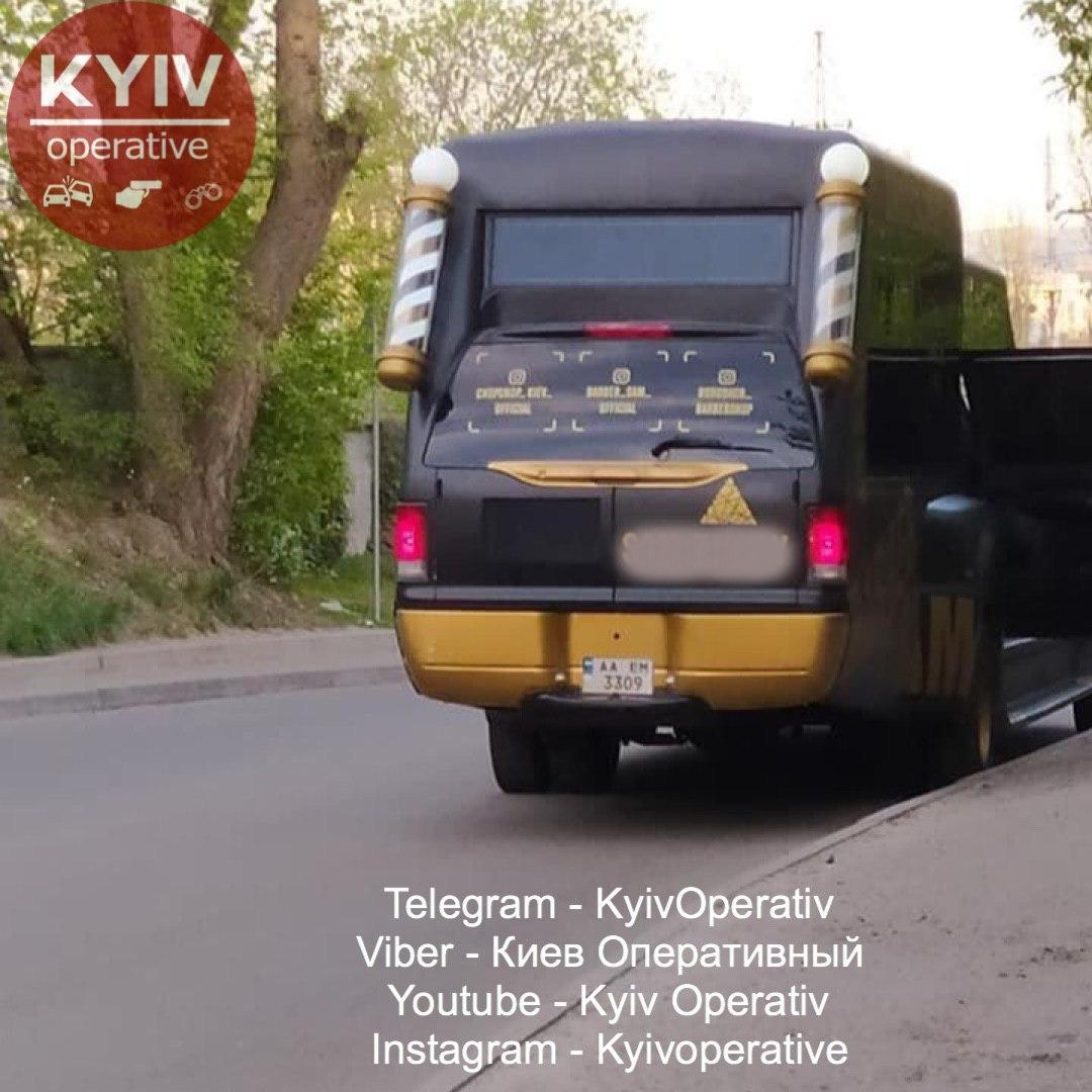 В Киеве парикмахерская на колесах хитро обошла запрет на карантине. Фотофакт