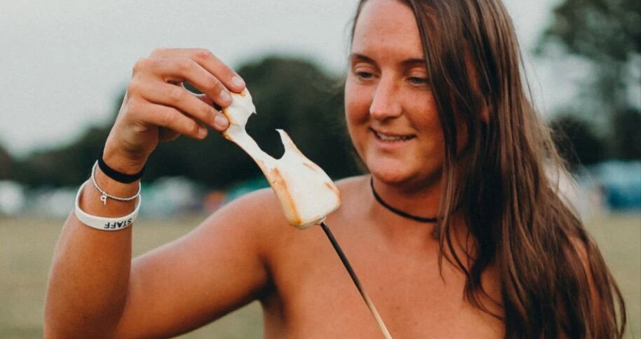 Популярная блогерша показала, как готовит еду абсолютно голой