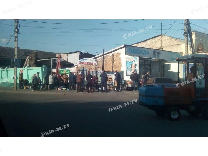 В Мелитополе торговцы в разгар карантина устроили стихийный рынок. Фото