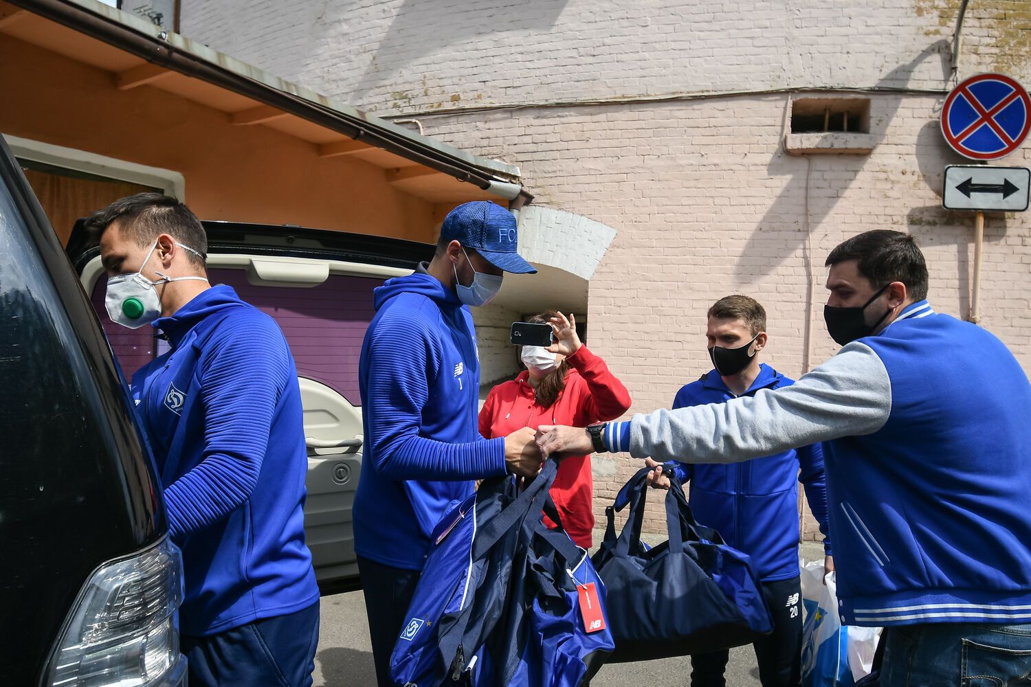 Футболисты "Динамо" подарками поддержали в госпитале раненых воинов АТО