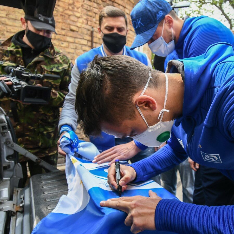 Футболисты "Динамо" подарками поддержали в госпитале раненых воинов АТО