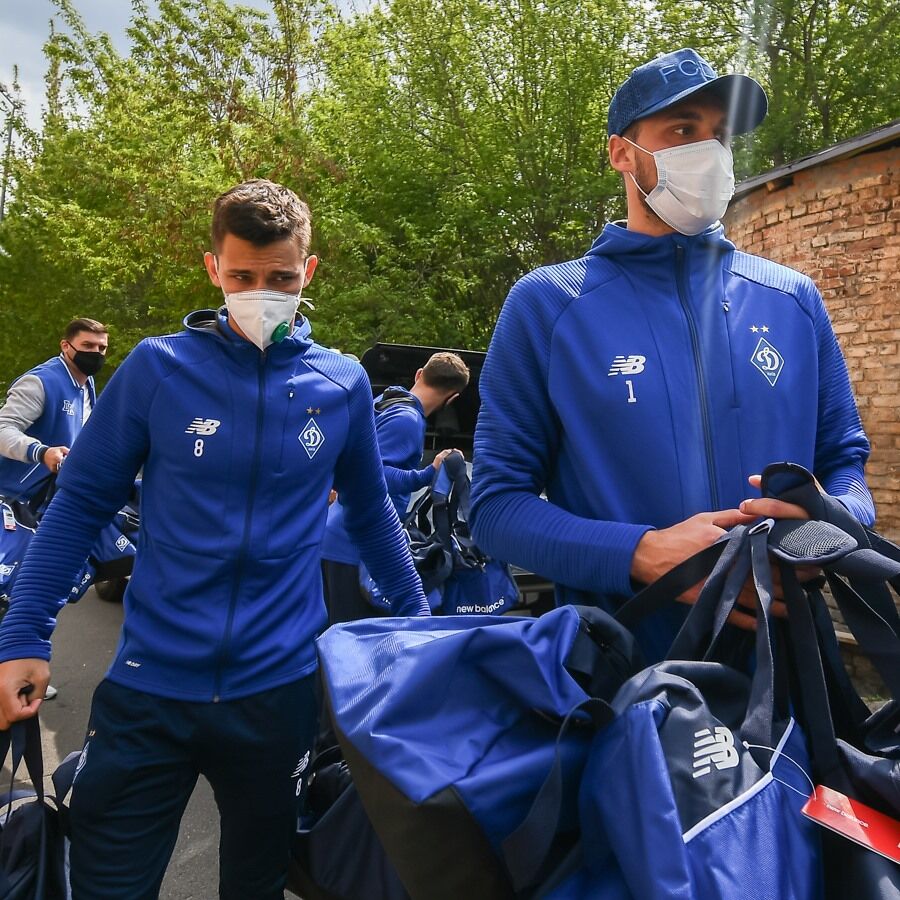 Футболісти "Динамо" подарунками підтримали в госпіталі поранених воїнів АТО