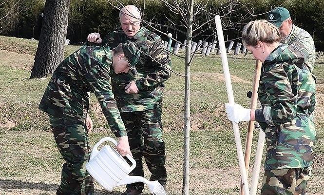 Дії Лукашенка в розпал пандемії COVID-19 спантеличили мережу. Фото і відео