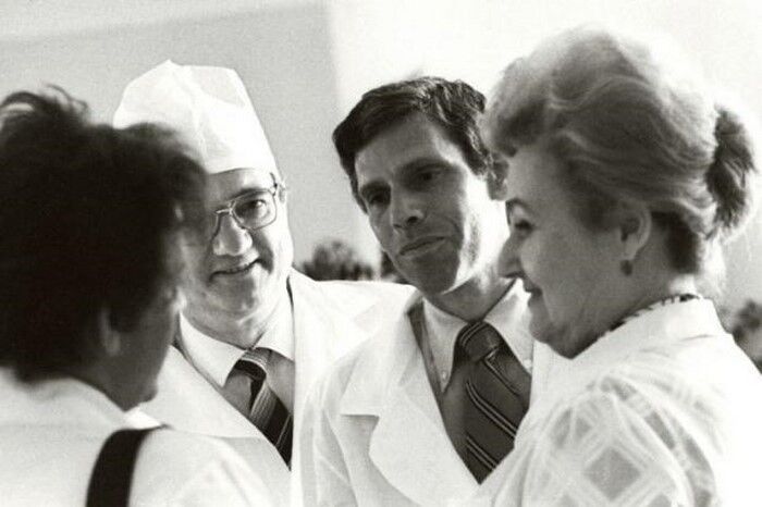 Американский врач Роберт Гейл (в центре)