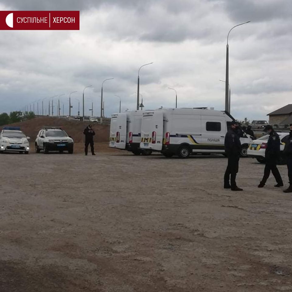 Под Херсоном сотни фермеров перекрыли мост из-за закрытых рынков