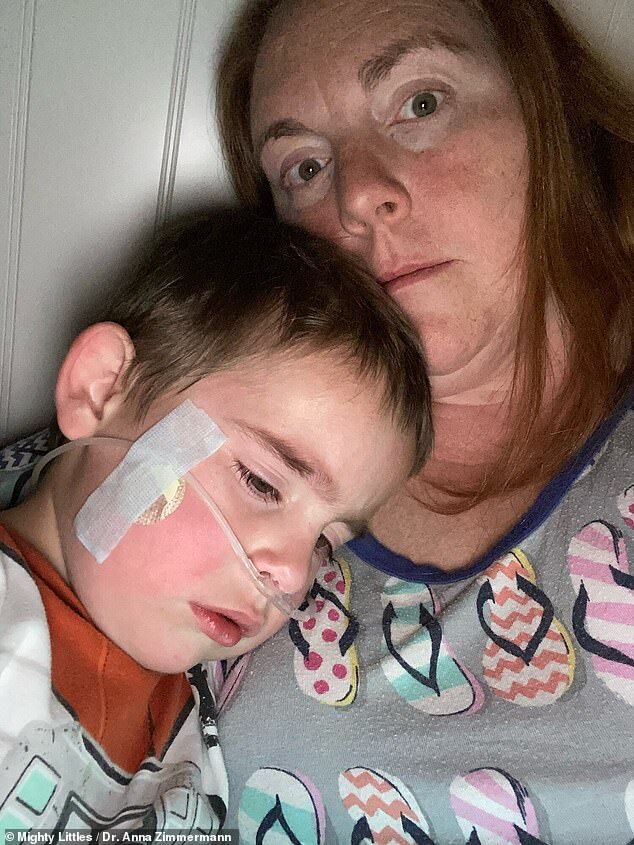 Мати показала, як її 4-річний син задихався від коронавірусу. Відео