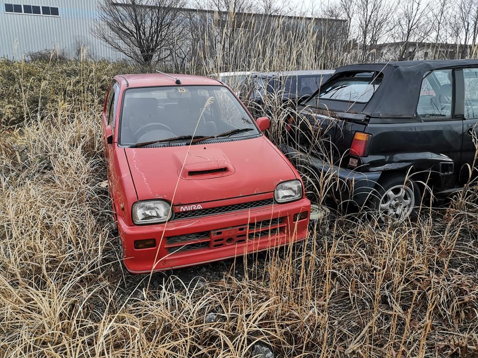 Так и остались на улицах: нетронутые авто в зоне отчуждения