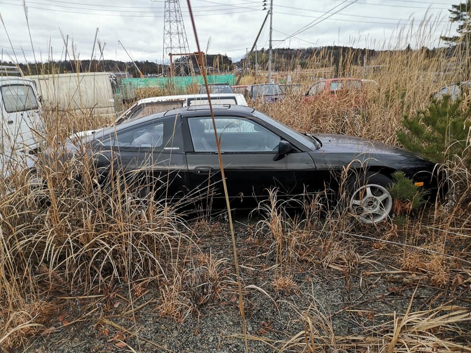 Так и остались на улицах: нетронутые авто в зоне отчуждения