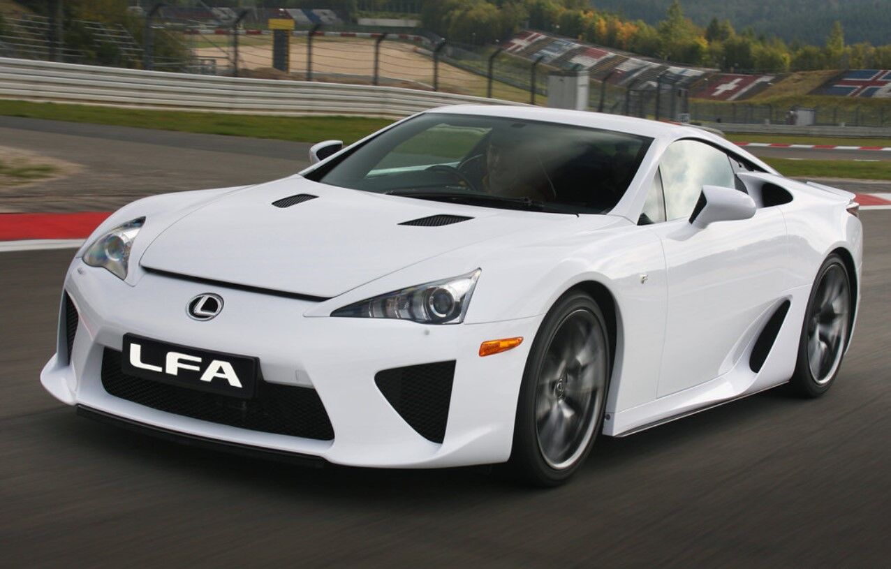 В фирменном белом цвете Lexus LFA выглядит лучше