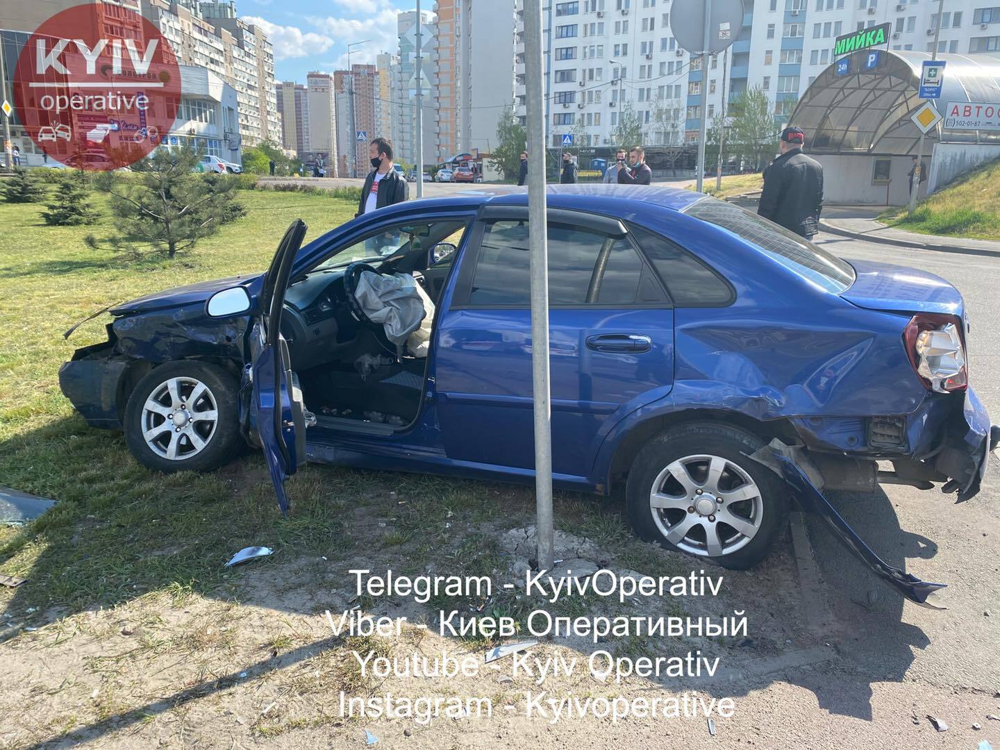 В Киеве BMW сбило насмерть женщину и влетело в другую машину