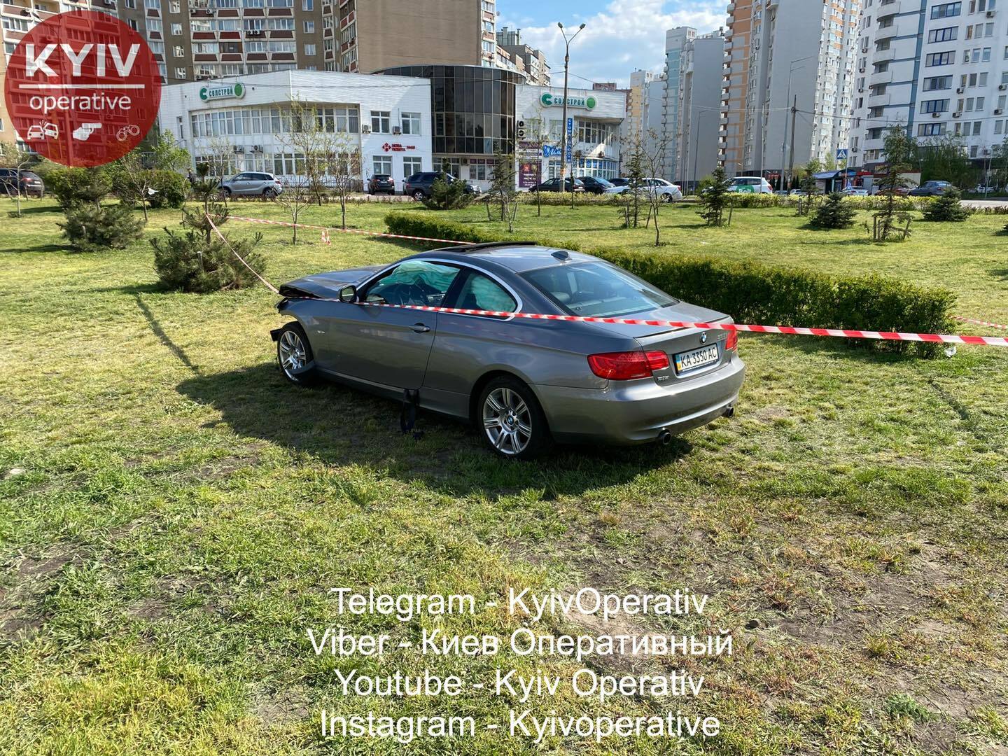 У Києві BMW збило на смерть жінку і влетіло в іншу машину