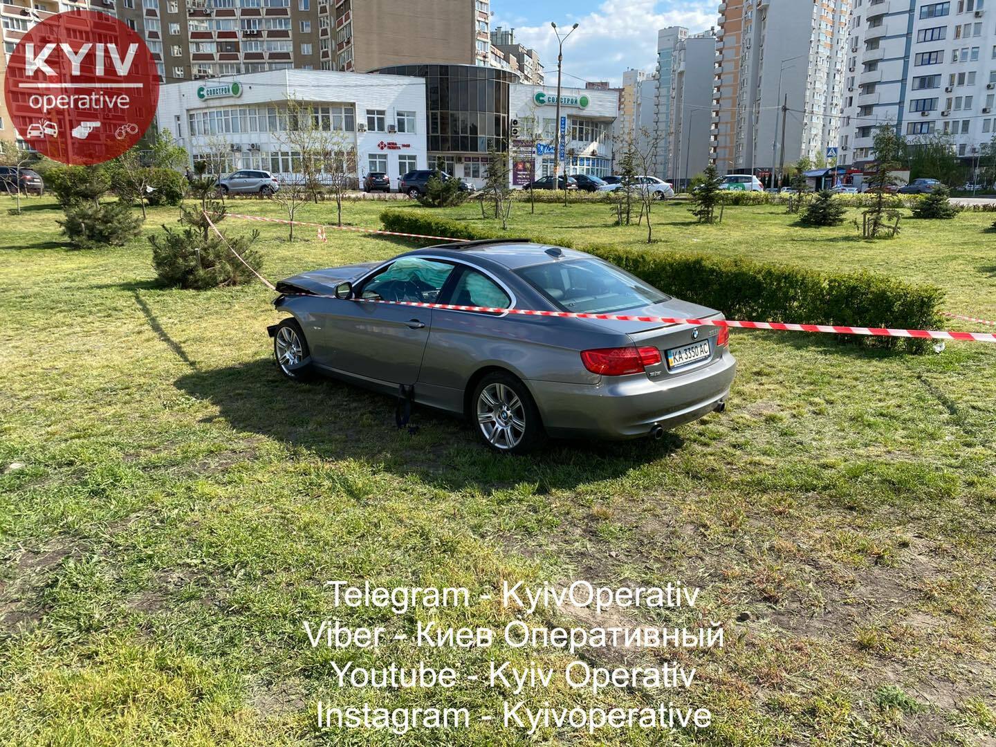 В Киеве BMW сбило насмерть женщину и влетело в другую машину