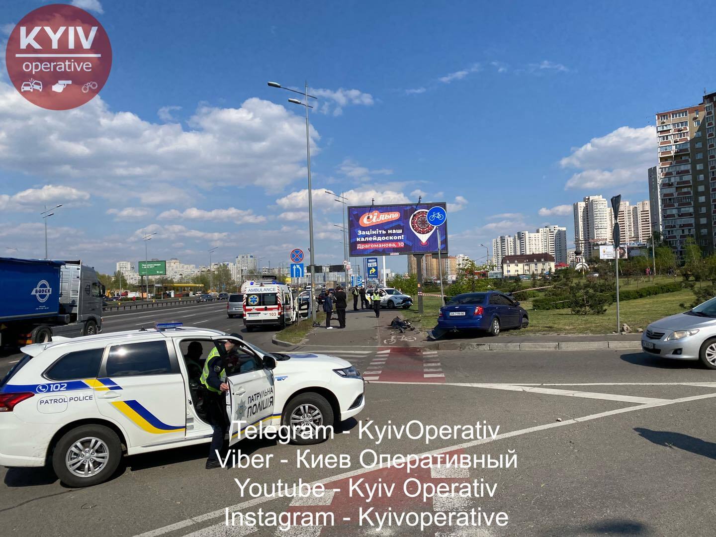 В Киеве BMW сбило насмерть женщину и влетело в другую машину
