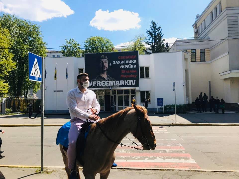 Київський плавець Валентин Бур'янов на коні прискакав до Авакова. Фото