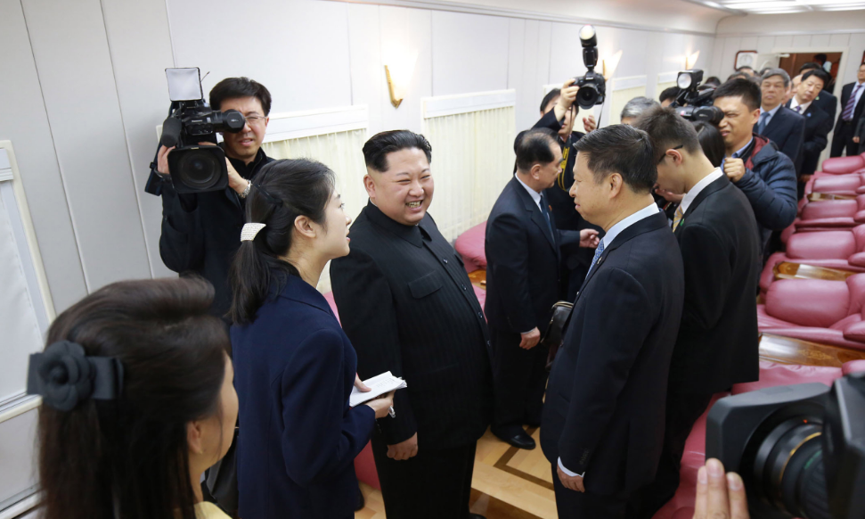 Ким встречает китайских чиновников на своем поезде в 2018 году